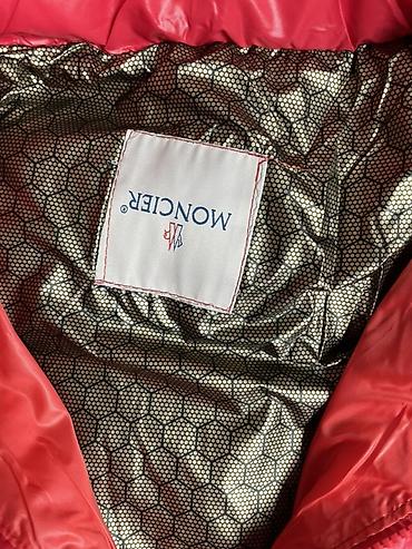tech flis: Яркая стёганая куртка Moncler с капюшоном. Выполнена в насыщенном — 2