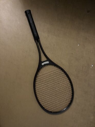 куплю теннисную ракетку: Ракетка теннисная, 2000 сом торг уместен. Практически не использована