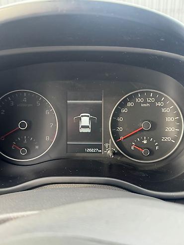 Другие детали салона: Kia Rio — интерьер и мультимедийная система - Штатная мультимедийная — 18