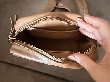 sinsay bela torbica: MOHITO ženska crossbody torba u bež/karamel nijansi. Dimenzije — 4