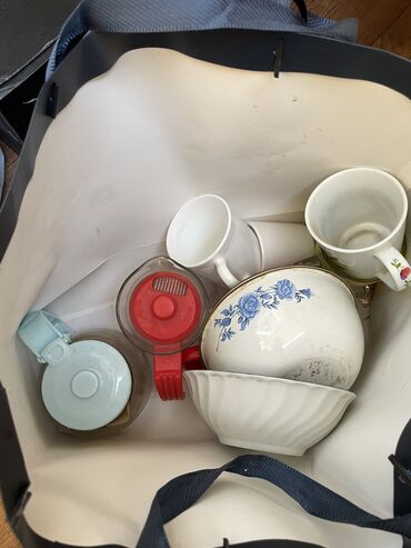 кружка с крышкой: Отдам посуду, кружки, чашки, два заварочных и один кипятильный чайник