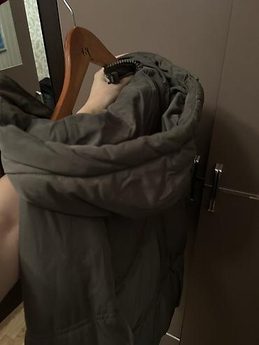 asbaz geyimi: PULL&BEAR qısa pufffer qış gödəkçəsi - Rəng: boz/xa ki tonları - — 4