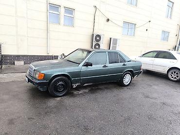 мазда 260: Mercedes-Benz 190: 1990 г., 2 л, Механика, Газ, Седан — 4