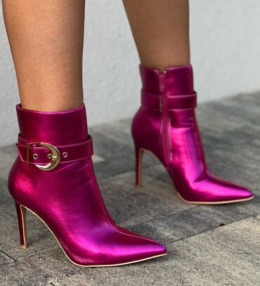 Čizme: Nova kolekcija 🆕
Br:36-41
Visina petE:10cm
Cena:4800din — 1