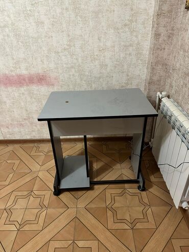 Masaüstü kompüterlər və iş stansiyaları: Kompyuter masası satılır. 20