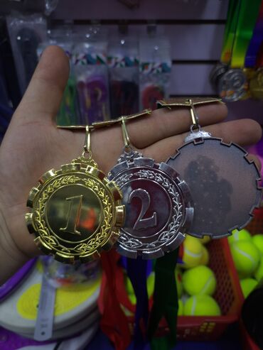 Значки, ордена и медали: Медали — 8