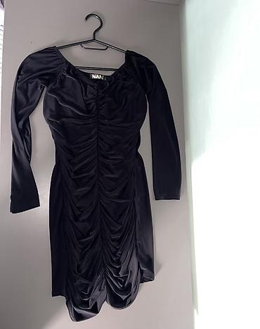 vikend torba: Elegantna crna haljina - Model: uska mini haljina sa nabranim — 1