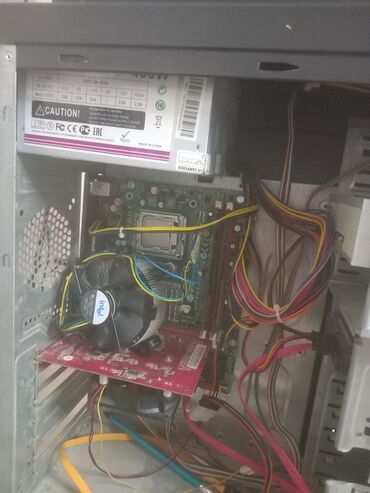 Daxili komponentləri ilə birlikdə stolüstü kompüter, əsas sistem