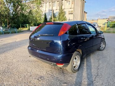 Ford: Ford Focus - это практичный и экономичный автомобиль, идеально