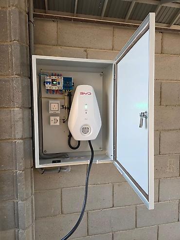 Зарядные устройства для электромобилей: Профессиональная установка электрозарядных станций для электромобилей — 3