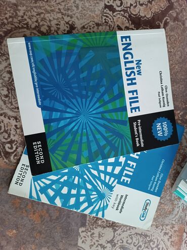 ingilis dili: Bu dəst "New English File" seriyasından Pre-intermediate səviyyəli