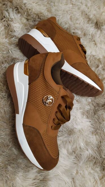 Γυναικεία είδη Υπόδησης: Παπούτσια.
Καινούργια, αφόρετα.
Πολύ άνετα, μέγεθος 41 — 10