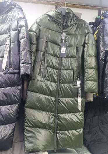 длинное трикотажное платье с капюшоном: Женское длинное стеганое пальто-пуховик цвета хаки. Распродажа. -