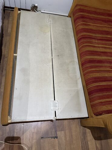 Kreveti: Krevet na rasklapanje dva dela Visina 70cm Sirina 177cm Dubina — 2