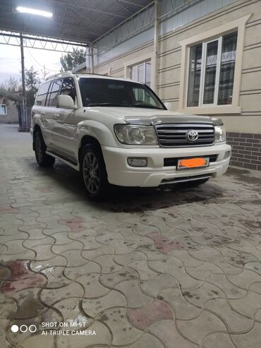 по следующий выкуп авто: Белый внедорожник Toyota Land Cruiser 100 с характерным дизайном