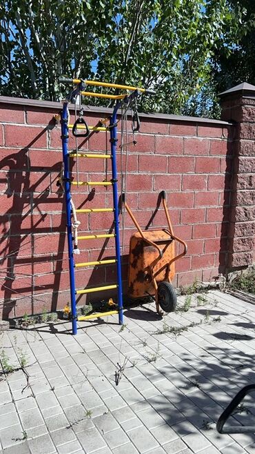 Другие игровые комплексы: Продается шведская стенка б/у в хор состоянии. Три детских велосипеда