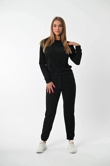 Gornji i donji deo: Zenske trenerke
S M L XL XXL
vezen znak Cena 2800 din — 11