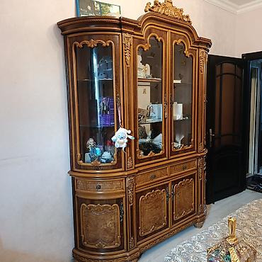 Klassik üslubda bəzək elementləri ilə işlənmiş vitrin-büfe dolabı. -