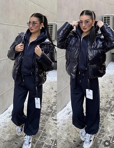 синяя рубашка: Пуховик Moncler, женский - Модель: короткий пуховик с глянцевым — 2