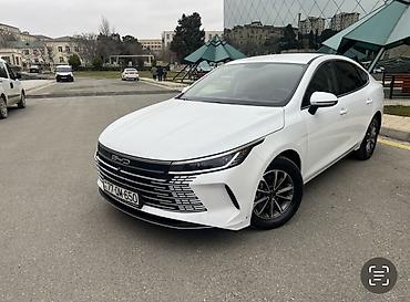 byd acar: BYD sedan – ağ rəng, müasir dizayn və aerodinamik kuzov.Taxşı — 4