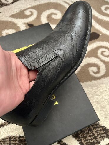 Ayaqqabılar: Klassik kisi ayaqqabisi, deridi, az geynilib, bahali ayaqqabidi,razmer — 1