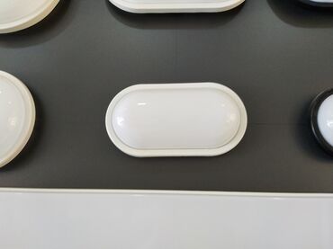 plastik divar uzlukleri: Ağ rəngli, oval formalı divar lampası. Yüngül və yığcam dizaynı ilə