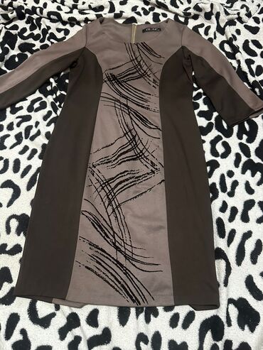 Dəstlər, kostyumlar: İkinci el paltarlar Məhsul: 2 ədəd üst geyimi dəsti 1) Qolsuz qadın — 10