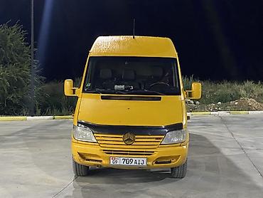 300 000: Mercedes‑Benz Sprinter, желтый фургон (длинная и высокая версия). - — 1