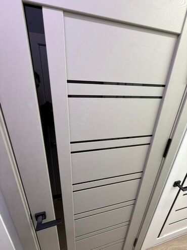 стеклянный стол: Ички эшик айнек менен, Сол, түсү - Боз