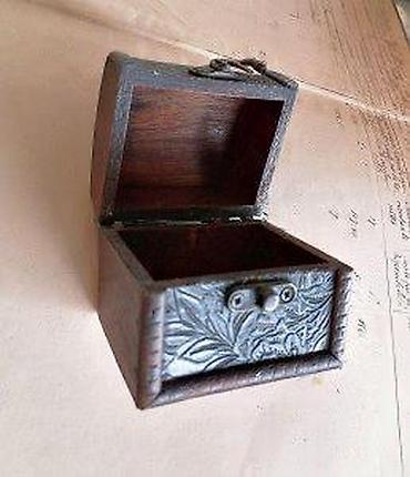 Stare vaze i dekor: Mali drveni kovčežić. Mali drveni kovčežić sa metalnim šarkama i — 9