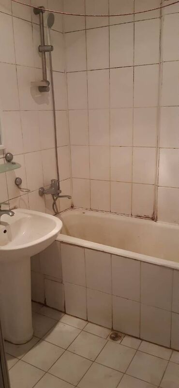 Uzunmüddətli kirayə mənzillər: Əcəmi metrosunun yanında, orta təmirli iki otaq, razdel, 5 mərtəbənin — 10