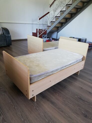 детскую деревянную кроватку: Односпальная кровать, Для девочки, Для мальчика, Б/у