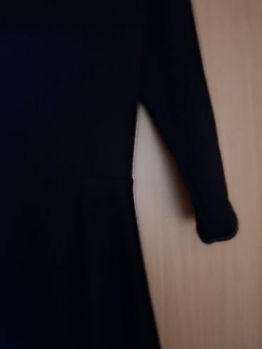 plus size: Crna ženska haljina sa etiketom CR, veličina S. Model sa poluotvorenim — 2