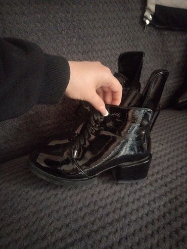 утепленные мужские ботинки: Qadınlar üçün laklı qaraya yaxın rəngdə krujevalı qısa çəkmə (ankle