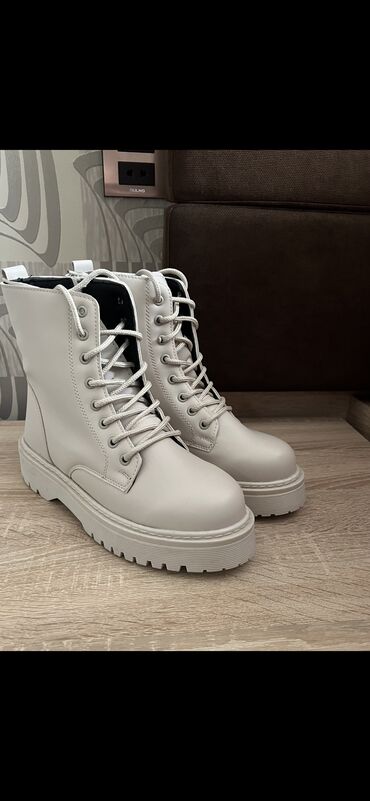 Tərliklər: Ölçü: 39, rəng - Bej, Yeni