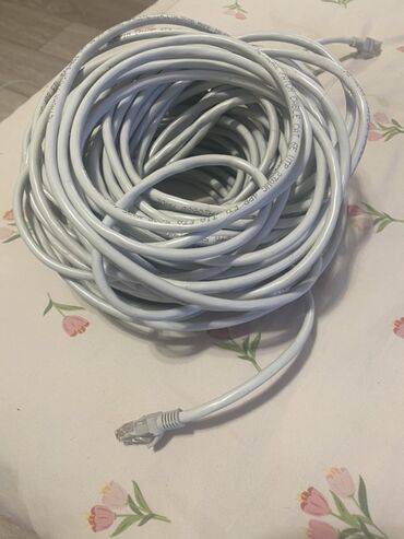 электроный бешик: Длинный сетевой кабель Ethernet с коннекторами RJ‑45 на обоих концах