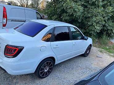 VAZ (LADA): Lada Granta sedan – ağ rəng, 4 qapılı, öndən görünüşlü müasir radiator — 7