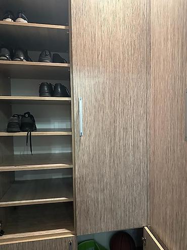 Kirayə mənzillər: Mənzilin təsviri: - Geniş və işıqlı yataq otağı: iri pəncərə, taxta — 9