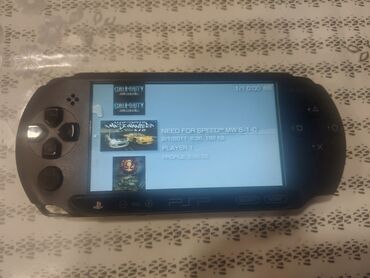 x box 360: PSP əl oyun konsolu. Cihazın ekranında "Call of Duty" və "Need for