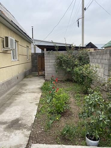 Продажа коттеджей и домов: Продаётся жилой дом с ограждённым двором и хозпостройками. Площадь — 4
