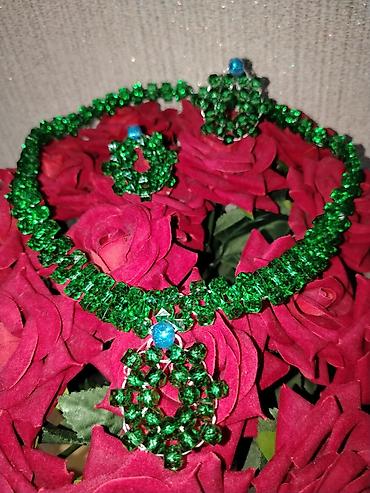 chopard sep: Məhsul: Bəzəkli akril muncuq dəsti Tərkib: - Çanta: Yaşıl‑mavi parlaq — 2