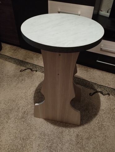 Новый столик,. h-95см. диагональ 48см.,цена- 900с