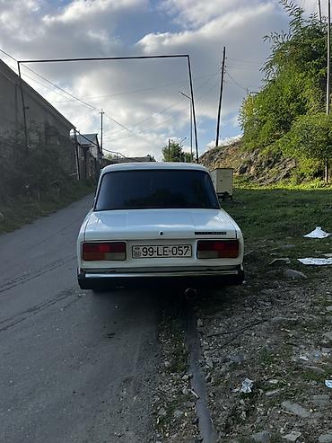 su radiatoru: VAZ 2107 avtomobili təqdim olunur. Sedan kuzova malik bu model ağ — 4