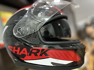 Мотошлем SHARK интегральный, графика черно‑красно‑белая. Особенности