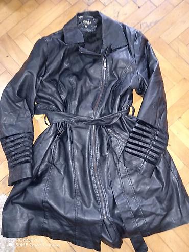 Ženska kožna jakna/kaput crne boje, dužine do ispod kukova. Model sa