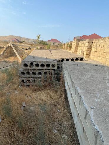 Бетонные панельные стены: Abseron ray Qobu qesebesi Beton piltələr satılır 6m uzunluğu 1.20