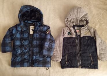 Детская одежда и обувь: 700 сомов SELA куртка весна/осень с серыми рукавами на 3-4 года