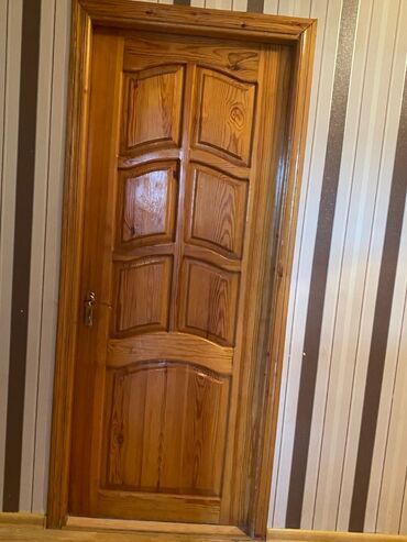 sumqayitda hamam: Taxta qapı, parlaq qəhvəyi rəngdədir və klassik üslubda