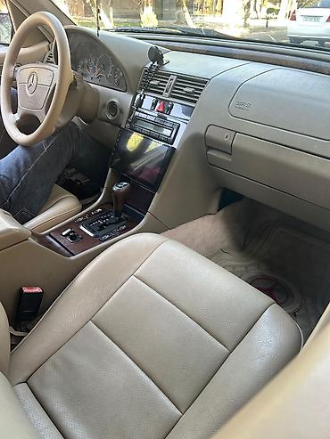 xrom disk: Mercedes-Benz C-Sinfi sedan (W202) – tünd yaşıl rəng, bej dəri salon — 3