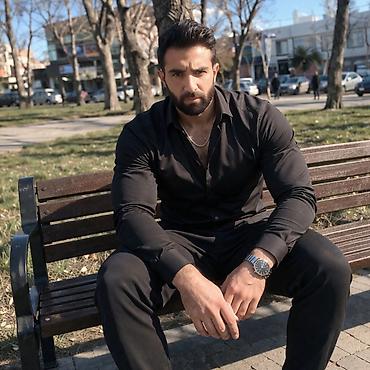 Kişi geyimləri: Kişi üçün klassik qara köynək - Rəng: tam qara - Dizayn: düyməli — 1